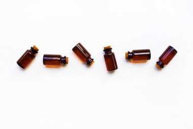 Beyaz zemin üzerinde bir şişe. Üstten Görünüm