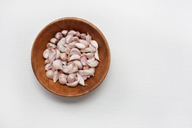 Ahşap kase üzerinde beyaz izole sarımsak. Kopya spce