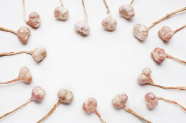 Beyaz ahşap zemin üzerine sarımsak.