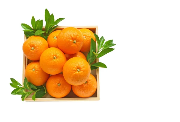 Cítricos Naranjas Frescas Caja Madera Aislada Sobre Fondo Blanco Vista — Foto de Stock