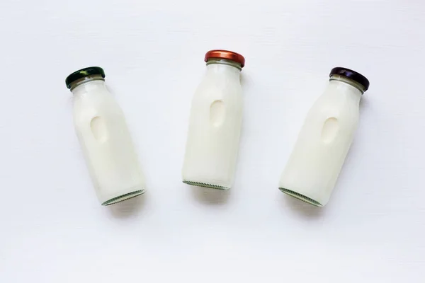 Mjölkflaska Vit Bakgrund Ovanifrån — Stockfoto