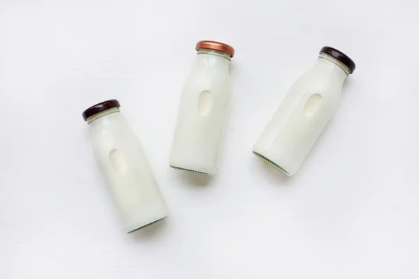 牛奶瓶的白色背景 顶部视图 — 图库照片