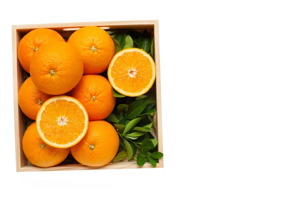 Cítricos Naranjas Frescas Caja Madera Aislada Sobre Fondo Blanco Vista —  Fotos de Stock