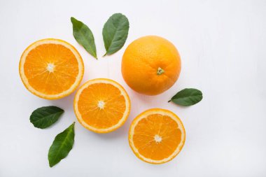 Beyaz arka plan üzerinde taze portakal narenciye meyve. Üstten Görünüm