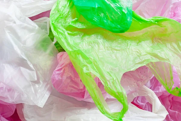 Renkli plastik torba çimento zemin zemin üzerine.