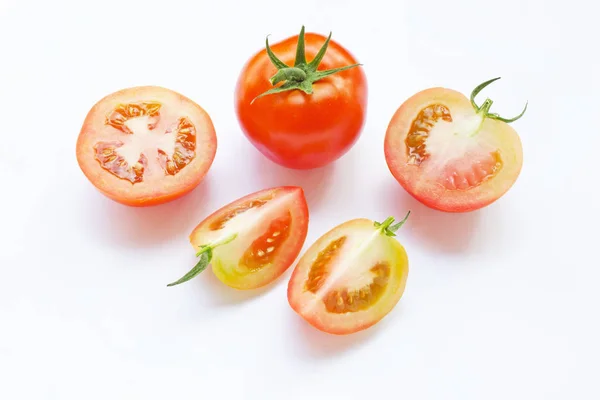 Tomate Und Stücke Von Frischen Tomaten Isoliert Auf Weißem Hintergrund — Stockfoto