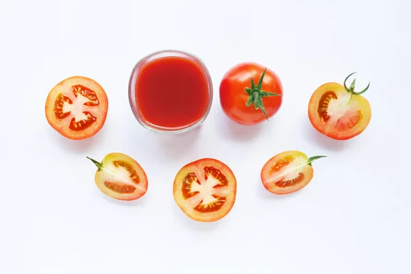 Gesunde Getränke Glas Tomatensaft Und Frische Tomatenstücke Isoliert Auf Weißem — Stockfoto