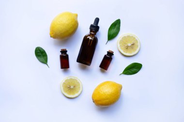 Taze limon limon uçucu yağ üzerinde beyaz bir arka plan ile.