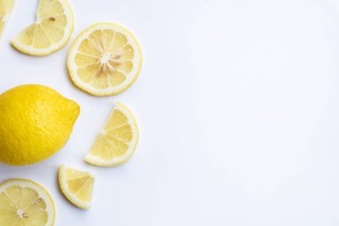 Beyaz arkaplanda taze limon dilimleri.