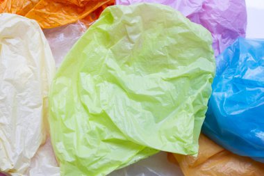 Renkli plastik torba