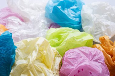 Renkli plastik torba