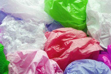Renkli plastik torba
