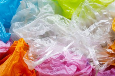 Arka plan için renkli plastik torbalar.