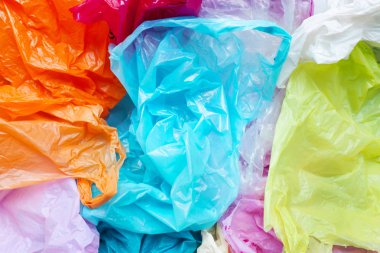 Arka plan için renkli plastik torbalar.