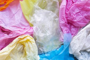 Arka plan için renkli plastik torbalar.