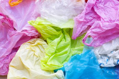 Arka plan için renkli plastik torbalar.