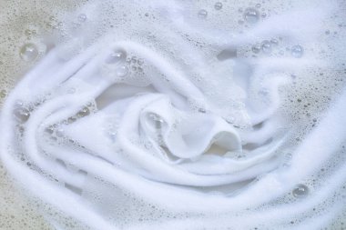 Giysi yıkama, batırılmış beyaz giysiler.