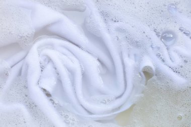 Giysi yıkama, batırılmış beyaz giysiler.