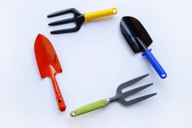 Bahçe küreği ve beyaz arka plan üzerinde izole çatal.