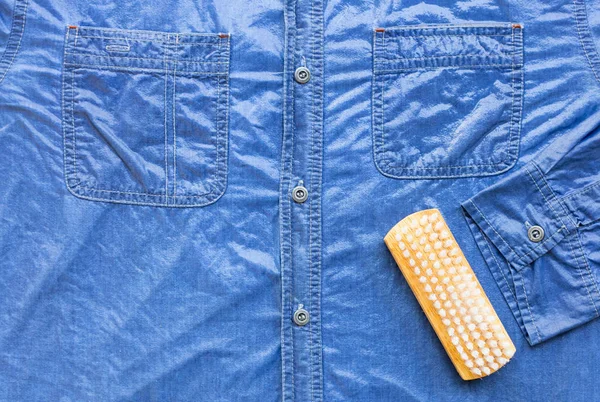 濡れたジーンズ シャツ ソーク 布ブラシを洗浄での洗浄 — ストック写真