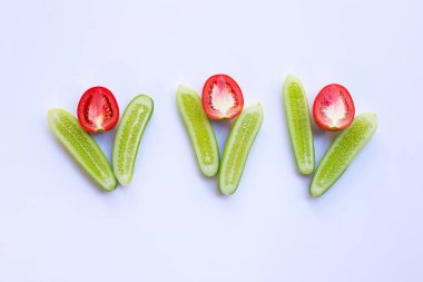 Domates, salatalık, beyaz üzerine ev yapımı cilt bakımı için doğal maddeler.