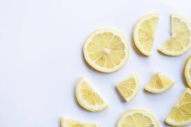 Beyaz arkaplanda taze limon dilimleri.