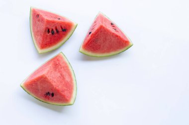 Karpuz parçalar üzerinde beyaz.