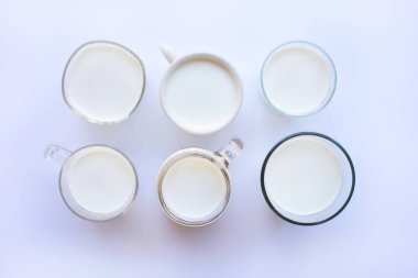 Fincan ve bir bardak süt beyaz arka plan üzerinde