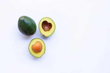 Beyaz arka plan üzerinde avokado. Kalp şekli, kopya alanı