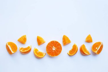 Beyaz zemin üzerine portakal Narenciye meyve. Üstten görünüm, kopya alanı