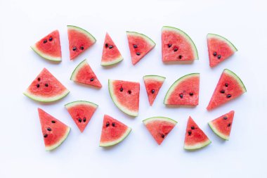 Beyaz arka plan üzerinde üstten görünüm karpuz dilimli.