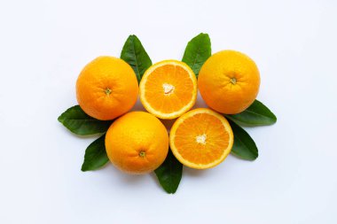 Taze portakal narenciye ile izole üzerinde beyaz ahşap arka plan bırakır. Üstten görünüm