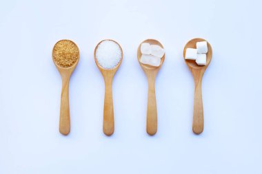 Beyaz zemin üzerinde çeşitli şeker türleri.