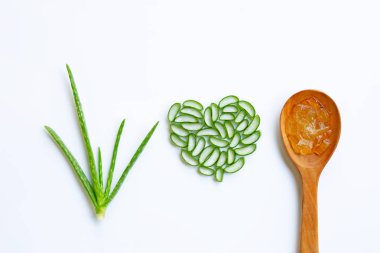 Aloe vera dilimleri kalp şeklinde beyaz zemin üzerine tahta kaşıkla üzerinde Aloe vera jel