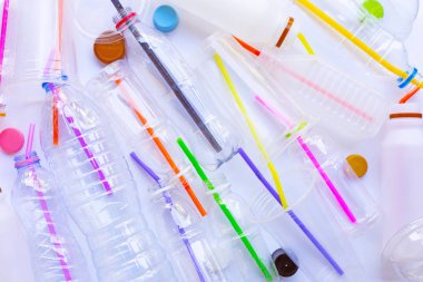 Plastik atık kirliliği, plastik şişe, bardak, çöp geri dönüşüm için