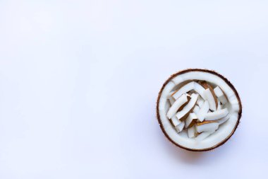 Beyaz arka plan üzerinde yarım Hindistan cevizi Hindistan cevizine parçaları.