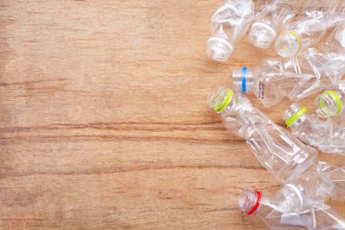 Plastik atık, ahşap arka plan üzerinde plastik şişe.