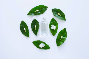 Beyaz arka plan üzerinde Yasemin çiçeği ile uçucu yağ.