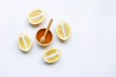 Beyaz arka plan üzerinde limonlu tatlım. Kopya alanı