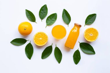 Turuncu yeşil yaprakları ve beyaz arka plan üzerinde izole portakal suyu ile. Üstten görünüm