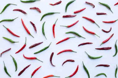 Beyaz arka planda sıcak kırmızı biber.