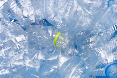 Çöp kovası plastik şişelerde.