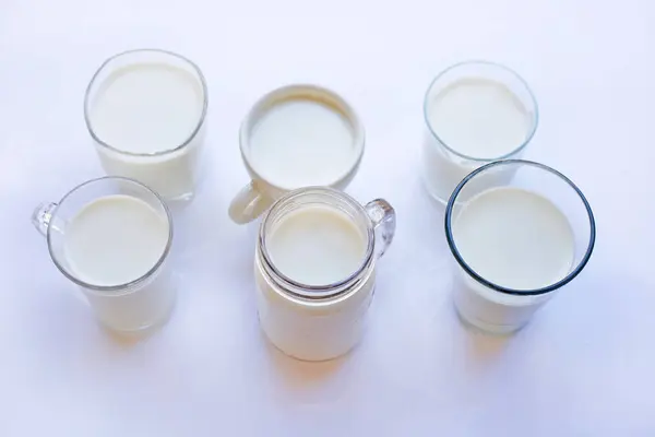 Tasse Und Glas Milch Auf Weißem Hintergrund — Stockfoto
