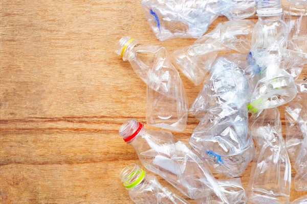 Plastik Atık Ahşap Arka Plan Üzerinde Plastik Şişe — Stok fotoğraf