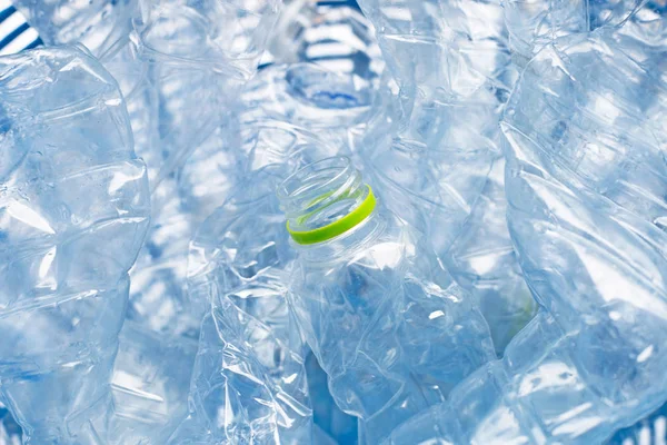 Çöp Kovası Plastik Şişelerde — Stok fotoğraf