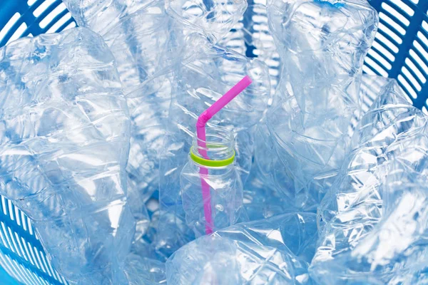 Çöp Kovası Plastik Şişelerde — Stok fotoğraf