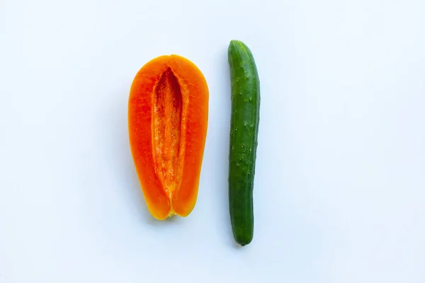 Beyaz arka planda salatalık ve papaya. Seks konsepti.