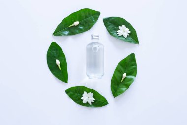 Beyaz arka plan üzerinde Yasemin çiçeği ile uçucu yağ.