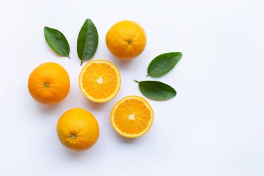 Taze portakal narenciye ile izole üzerinde beyaz ahşap arka plan bırakır. Üstten görünüm