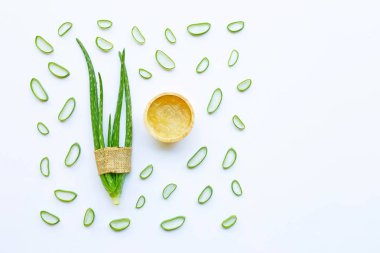 Aloe vera ve dilimleri üzerinde ahşap kase beyaz arka plan üzerinde izole aloe vera jel ile. Kopya alanı